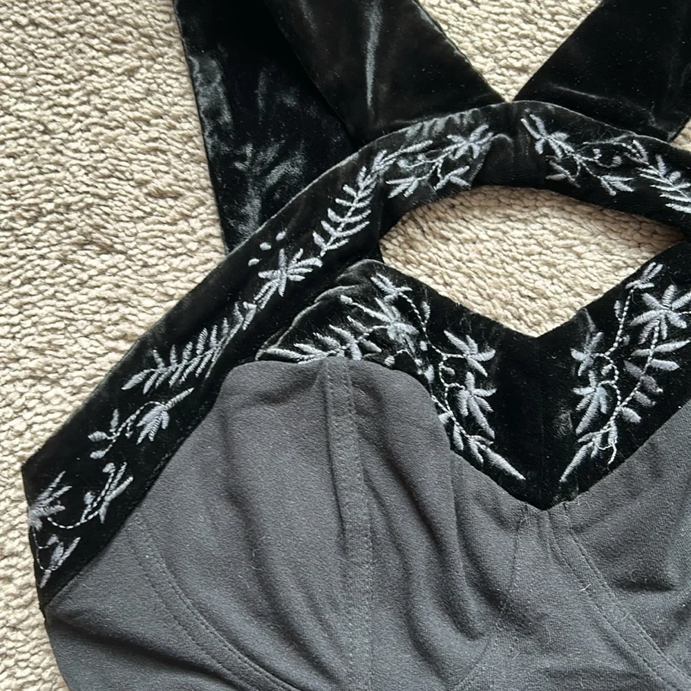 Black corset like top with velvet embroidered straps - Picture 5 of 9